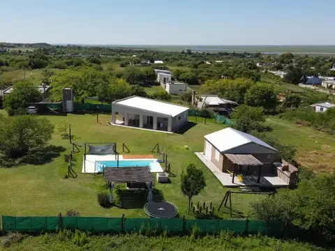 Casa Quinta con 2 construcciones y pileta sobre amplio terreno de 2150m2 parquizados!