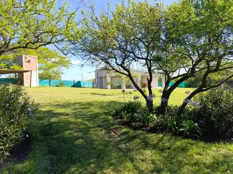 Casa Quinta con 2 construcciones y pileta sobre amplio terreno de 2150m2 parquizados!