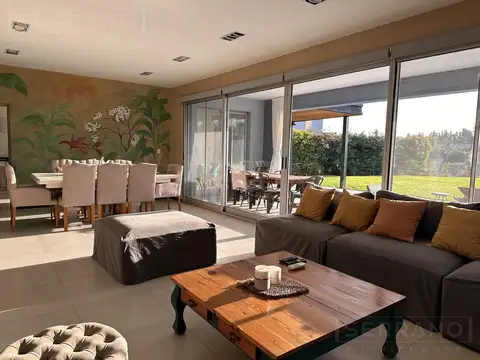 Casa en Alquiler con 5 cocheras