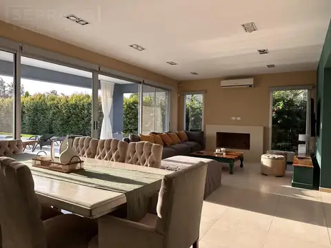 Casa en venta de 6 ambientes con pileta y vista al lago en La Comarca, General Pacheco Tigre