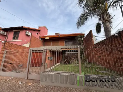 Casa 4 ambientes en venta con jardín, pileta y garaje auto.