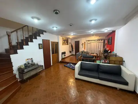 Casa 5 ambientes con 2 baños
