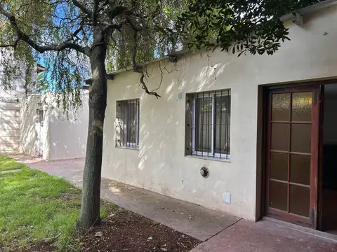 Alquiler 24 meses - Casa de 3 ambientes con entrada de auto.
