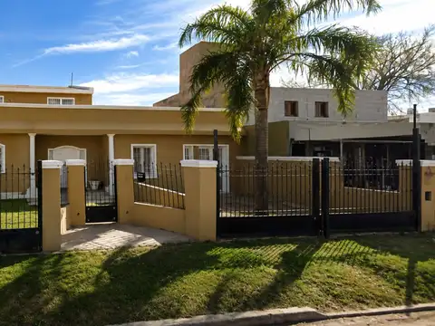Venta de casa con departamento Arguello Córdoba