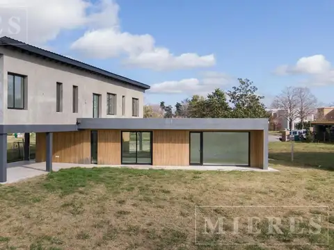 Casa en alquiler anual en San Matías área 2