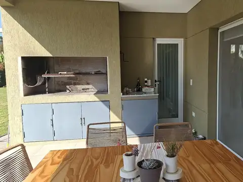 Casa en Alquiler con 4 cocheras