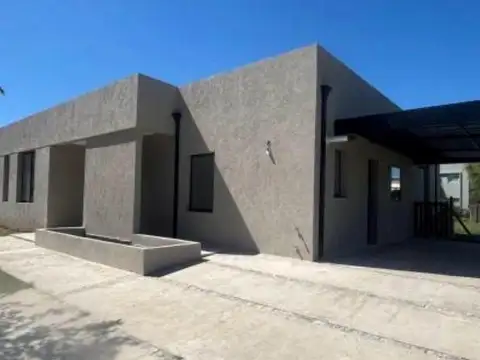 EL CANTON -  Sector GOLF,  lote central.  CASA EN PB