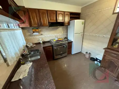 casa para dos familias con cochera implecable estado Valentin Alsina