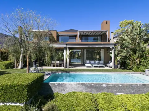 Casa de 4 dormitorios en venta sobre la laguna en Santa Barbara. barrio cerrado. 595mts