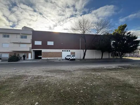 Depósito de 2000 metros con triple entrada en BANFIELD Alquiler