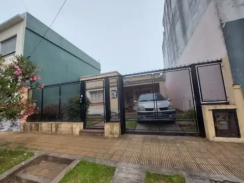 CASA 3 AMBIENTES - CON COCHERA - PATIO - LAVADERO - PARQUE - ZONIF. Ir -