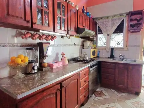 CASA CON 2/3 DORM.+FONDO+QUINCHO + LOCAL Y COCHERA