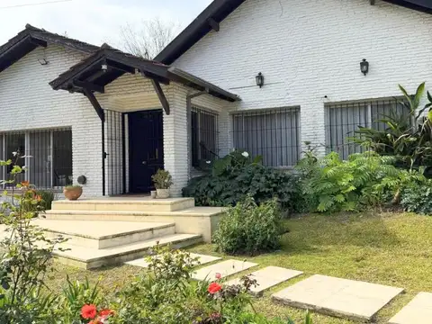 Casa en venta Bella Vista Barrio con Porton en una planta