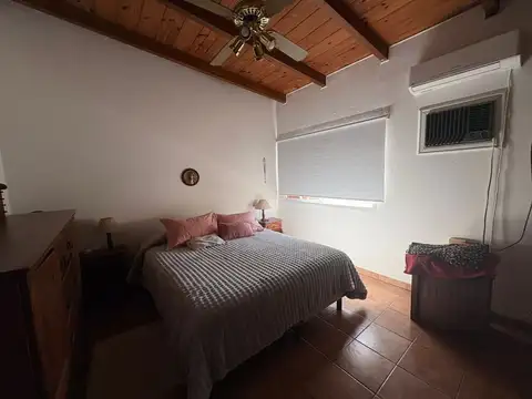VENTA CASA 2 DORM. Y PILETA - BARRIO UNIDOS