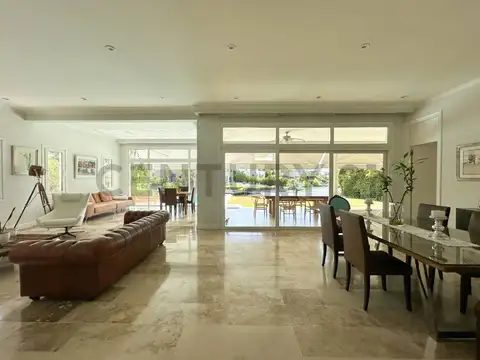 Casa en Alquiler con 2 cocheras