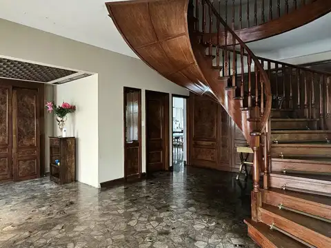 Casa 8 ambientes con 6 baños