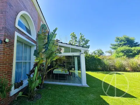 Casa en Venta con 3 cocheras
