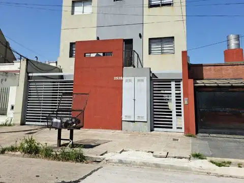 DEPTO 2 AMB CON PATIO Y COCHERA 