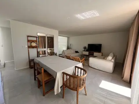 Casa 5 ambientes con 4 baños