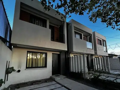 Depto Tipo Casa 3 ambientes con 2 baños