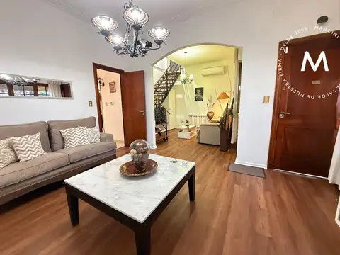 APTO CRÉDITO - Casa en venta de 4 ambientes con cochera, galería y jardín - Villa Ballester