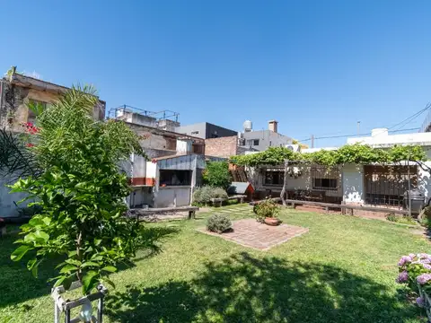 CASA EN VENTA 3 DORMITORIOS CON JARDIN TIRO SUIZO