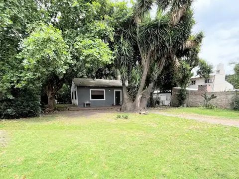 Casa sobre amplio lote