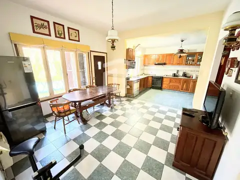 Casa en Venta con 3 cocheras