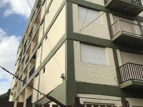 DEPARTAMENTO TRES AMBIENTES CON COCHERA - ZONA RESIDENCIAL - TODOS LOS SERVICIOS 
