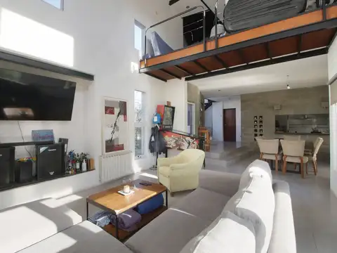 Casa 7 ambientes con 4 baños