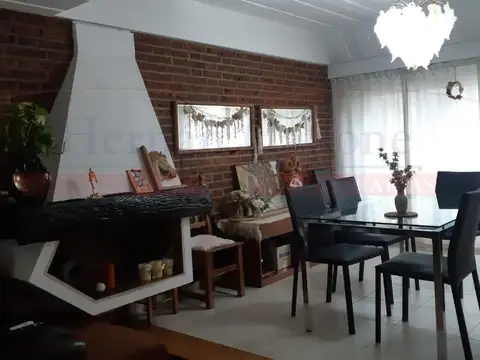 CASA 7 AMBIENTES EN EXCELENTE ESTADO EN LOMAS DEL MIRADOR