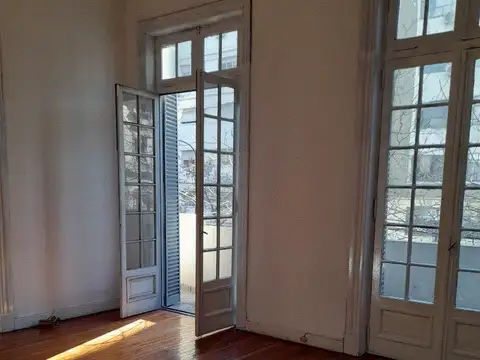 GRAN SEMIPISO DE ESTILO AL FRENTE CON BALCON CORRIDO Y PATIO