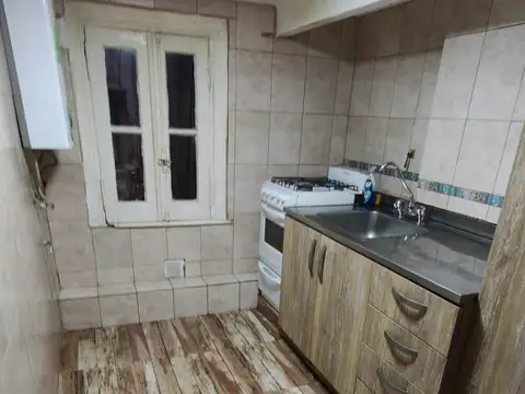 GRAN SEMIPISO DE ESTILO AL FRENTE CON BALCON CORRIDO Y PATIO