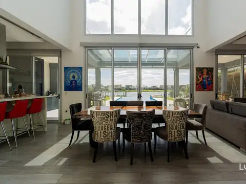 Casa 6 ambientes con 4 baños