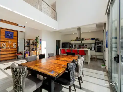 Casa en Venta con 2 cocheras