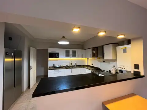 Casa en Alquiler con 2 cocheras