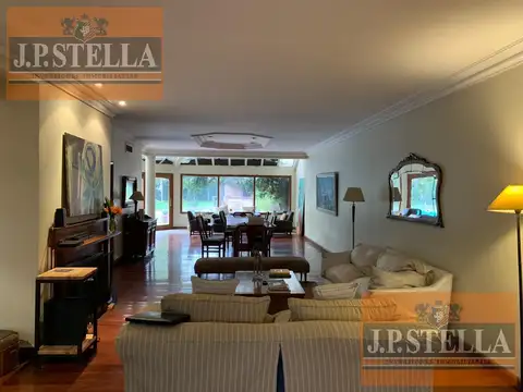 Excelente Chalet 600 m² Cub. 5 Dormitorios - Garage 4 Autos y Pileta - Castelar
