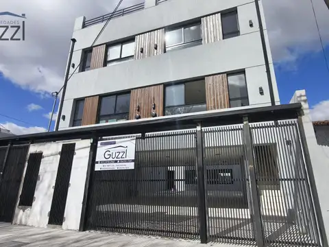 VENTA DÚPLEX ESTRENAR, 3 AMBIENTES CON TERRAZA Y COCHERA EN CARAPACHAY