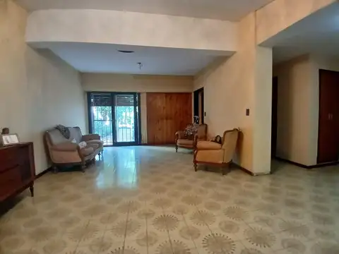Casa 8 ambientes con 6 baños