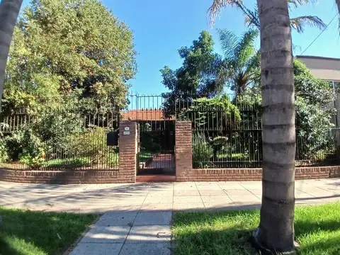 Excelente chalet en Venta en 2 lotes