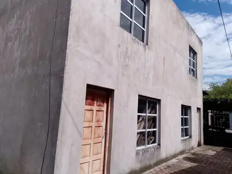 CASA DE 103m CUBIERTOS + 2 DEPTOS A TERMINAR VENTA