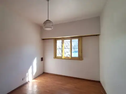 VENTA CASA 3 AMB. PATIO CON PARRILLA Y COCHERA