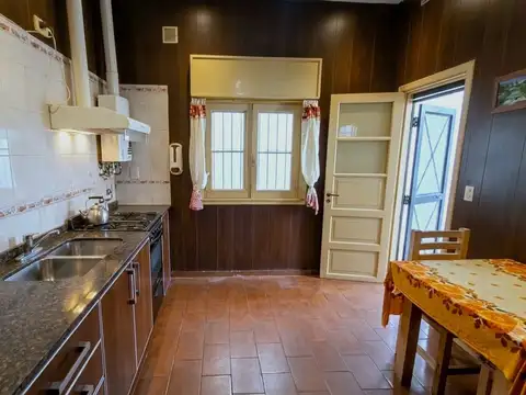 VENTA CASA 3 AMB. PATIO CON PARRILLA Y COCHERA