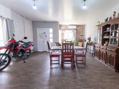 Casa en Venta con 2 cocheras