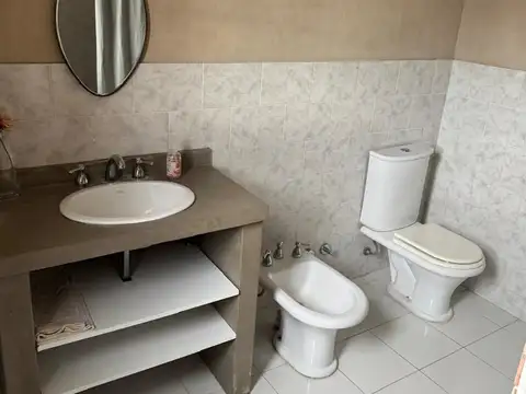 Casa 10 ambientes con 3 baños