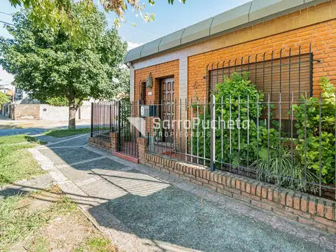Venta casa 4 ambientes con patio, parrila y cochera en Villa Luzuriaga.