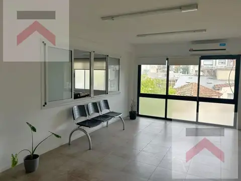 Oficina en Alquiler con 1 cochera