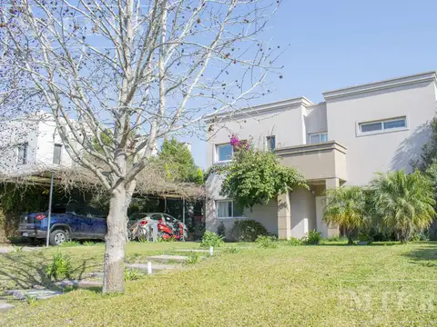 Casa en venta sobre lote interno en barrio Atardecer Haras Santa Maria, Loma Verde