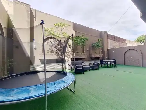 Exclusivo piso de 6 Ambientes con Dependencia, 2 Patios y 3 Cocheras