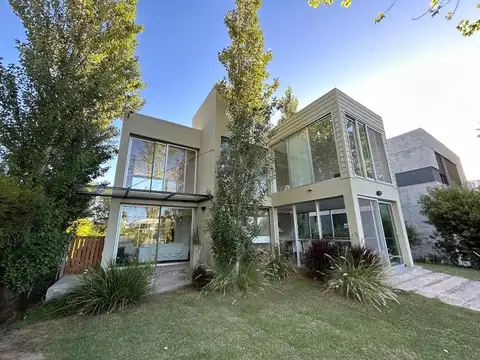Casa en Venta de 180m² con 5 ambientes mas 1 cochera Barrio Cerrado Los Pasos Fisherton Rosario